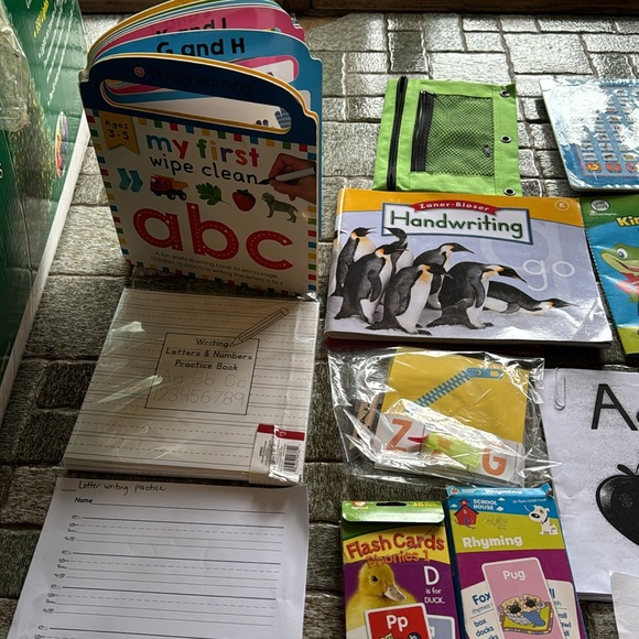 Homeschooling lot 🍎 - Picture 3 of 17